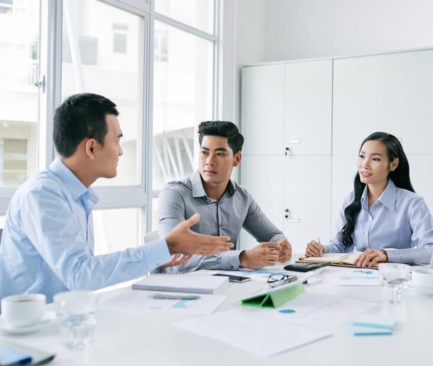 Professionnels échangeant en anglais lors d'une réunion de travail